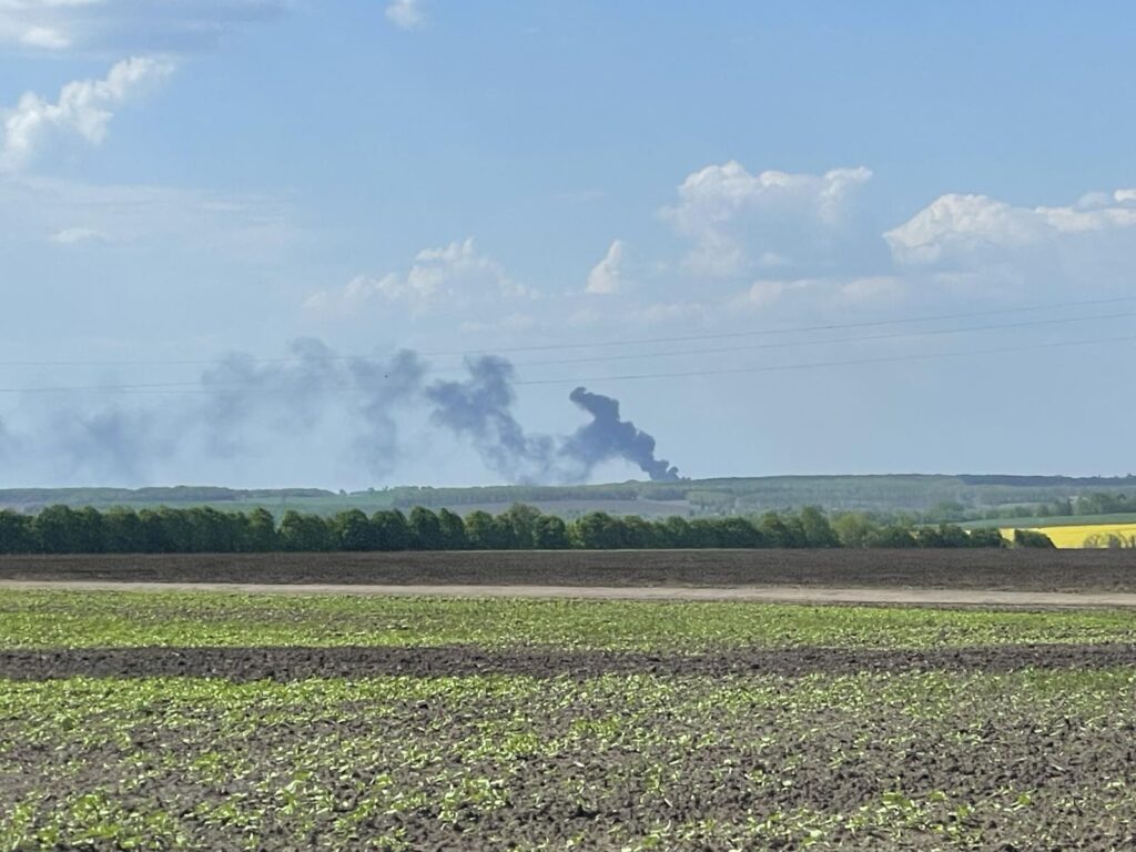 Густий стовп диму після вибуху в Охтирському районі на Сумщині