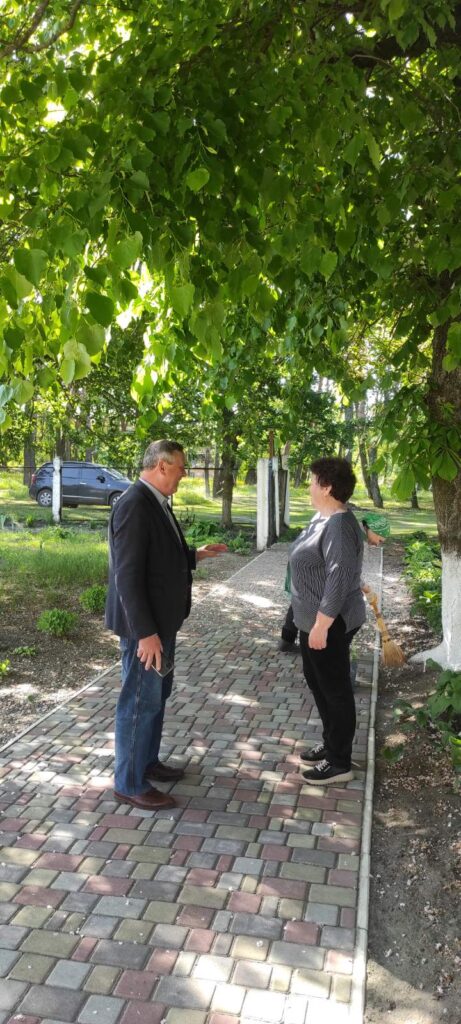 Староста Іванівського старостинського округу Іван Зеленін спілкується  під час робочого обходу території.