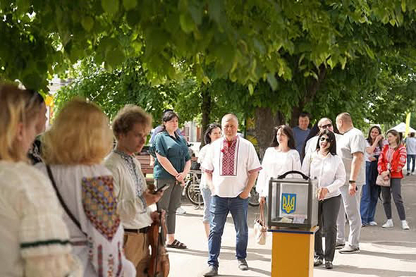 Жителі Охтирки у вишиванках на центральній вулиці міста