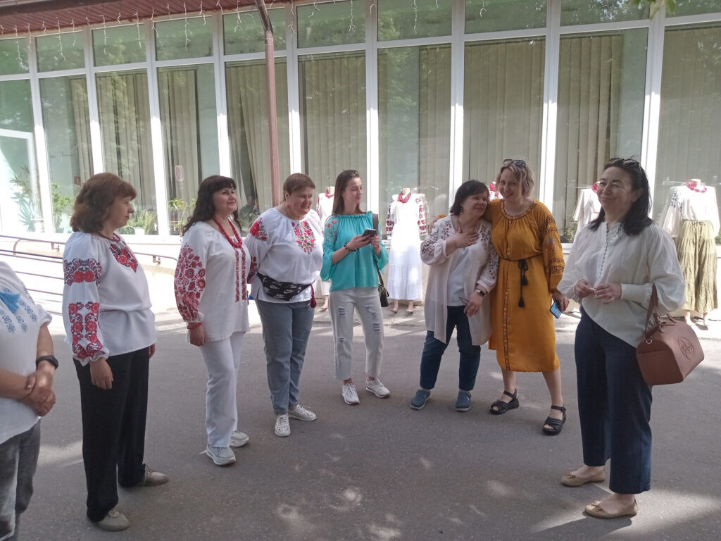 Святкова акція до Дня вишиванки біля бібліотеки в Охтирці