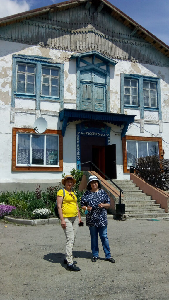 біля будівлі Пархомівського художнього музею під час мандрівки Слобожанщиною.