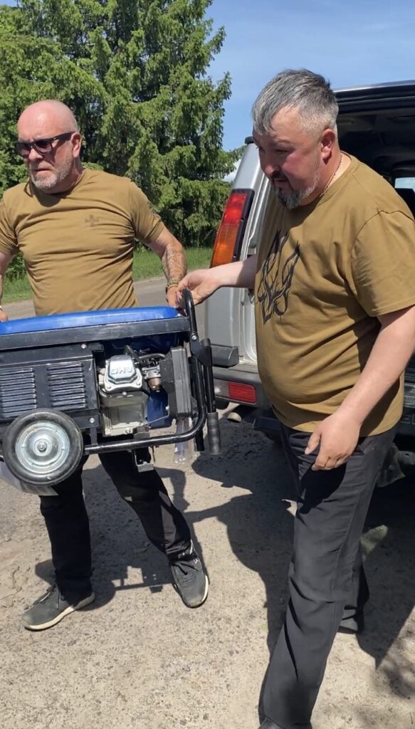 Отець Андрій Бринчак та волонтери з Великої Британії
