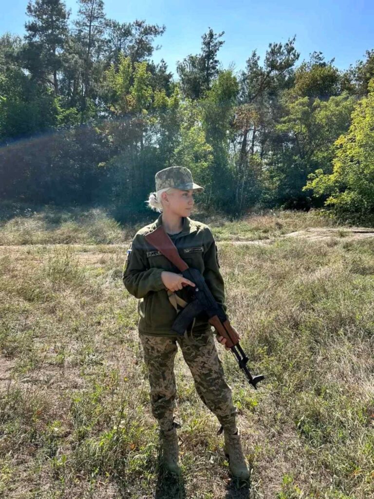 Донька переселенки з прикордонного Рясного навчається у Львові на льотчицю