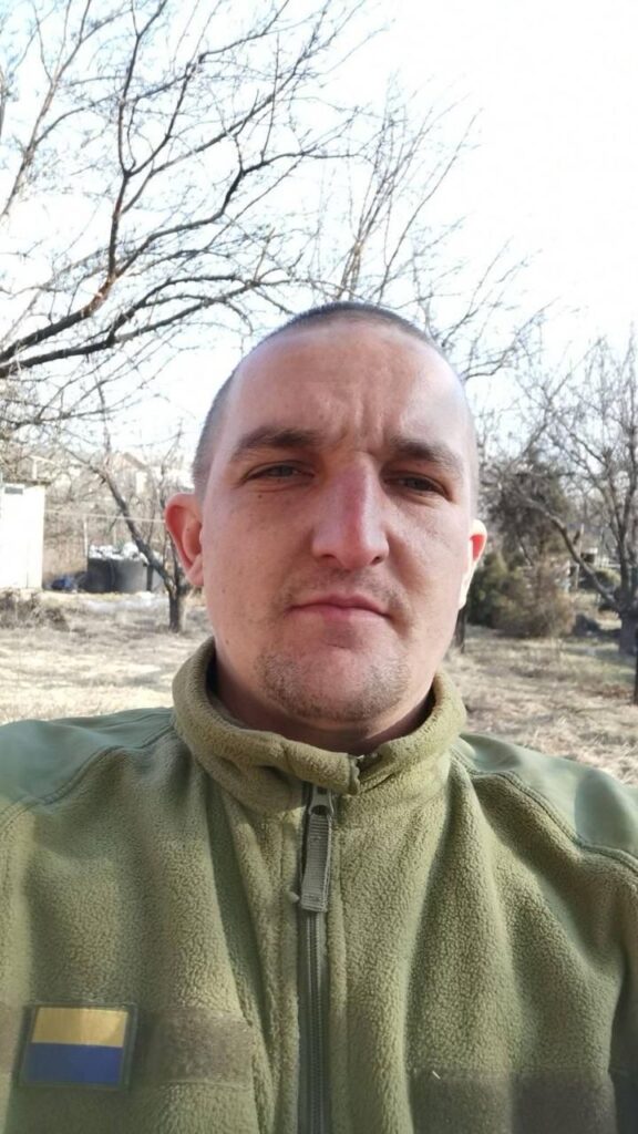Портрет захисника України Івана Таранченка з Великої Писарівки, який загинув на Донеччині та повернувся додому на щиті після року статусу безвісти зниклого