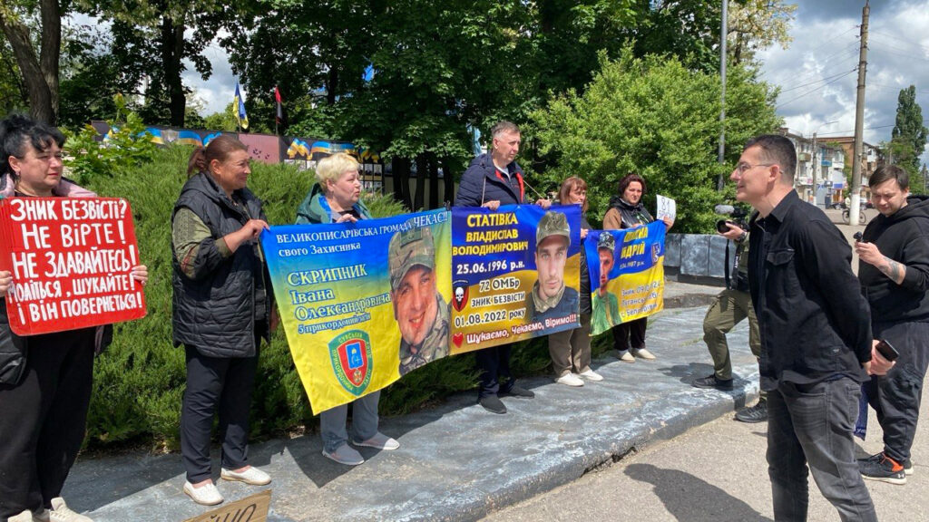 Голова НСЖУ Сергій Томіленко під час зустрічі з учасниками акції на підтримку полонених та зниклих безвісти в Охтирці
