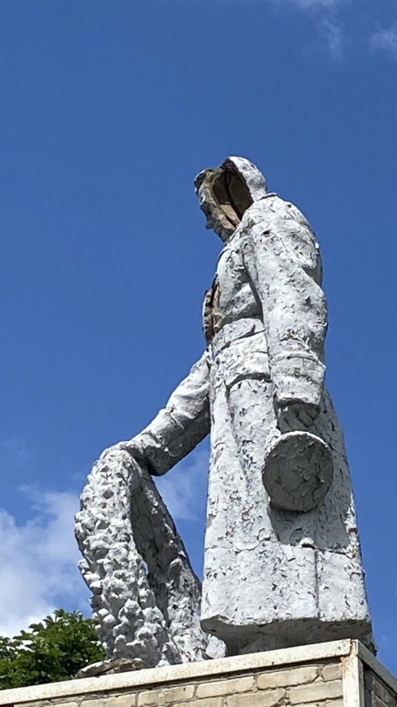 Пам’ятник загиблим у Другій світовій війні рябинівцям, пошкоджений після російського удару