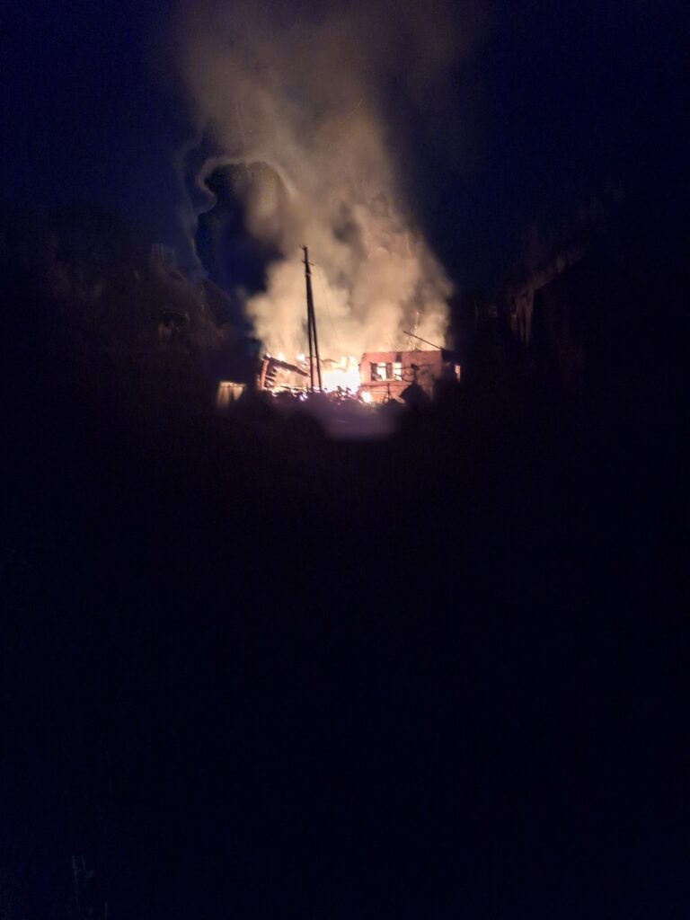 Пожежа в житловому будинку після влучання російського БПЛА в Іванівці Кириківської громади на Охтирщині.