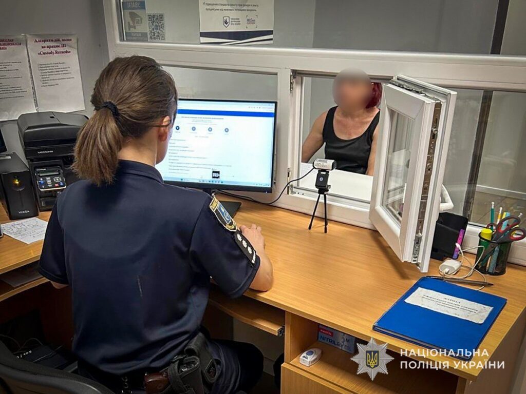 Поліцейська оформлює затримання 42-річної жительки Охтирки, підозрюваної у збуті PVP
