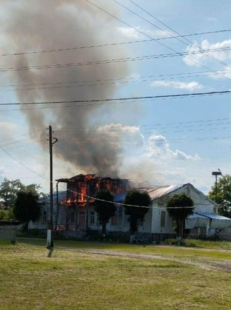 Пожежа у будинку культури та історичній будівлі дитсадка в селі Ямне після ударів російських дронів