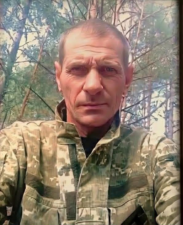Захисник України Артем Гаврилов із села Яблучне Кириківської громади на колажі серед весняного цвіту та військових світлин. Воїн, батько чотирьох синів, який загинув, захищаючи Україну.