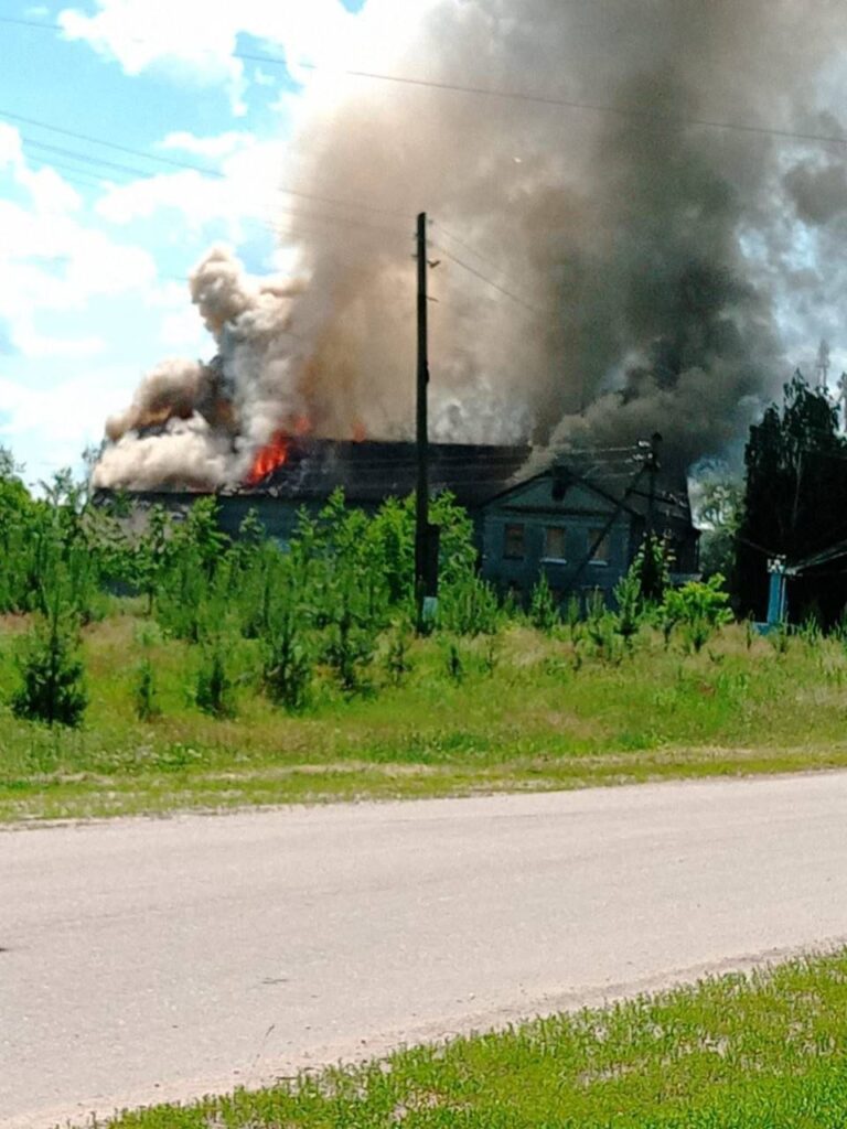 Пожежа у будинку культури та історичній будівлі дитсадка в селі Ямне після ударів російських дронів