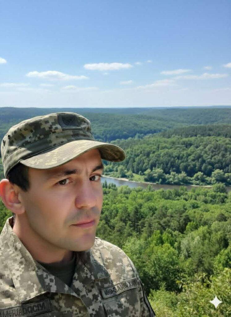 Охтирщина прощається із захисником України Ігорем Халєєвим, який повернувся додому на щиті після виконання бойового завдання.
