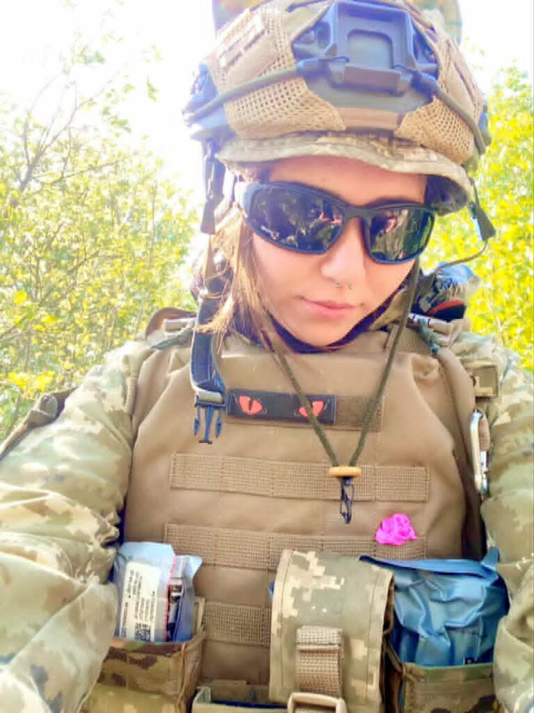 Марина Спасьонова під час виконання військової служби. Бойова медикиня ЗСУ після підготовки та роботи на передовій.
