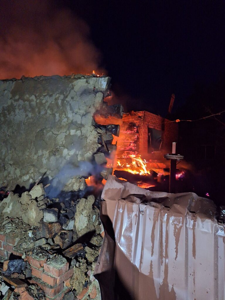 Зруйнований і охоплений вогнем житловий будинок після нічної атаки БПЛА в Іванівці Кириківської громади.