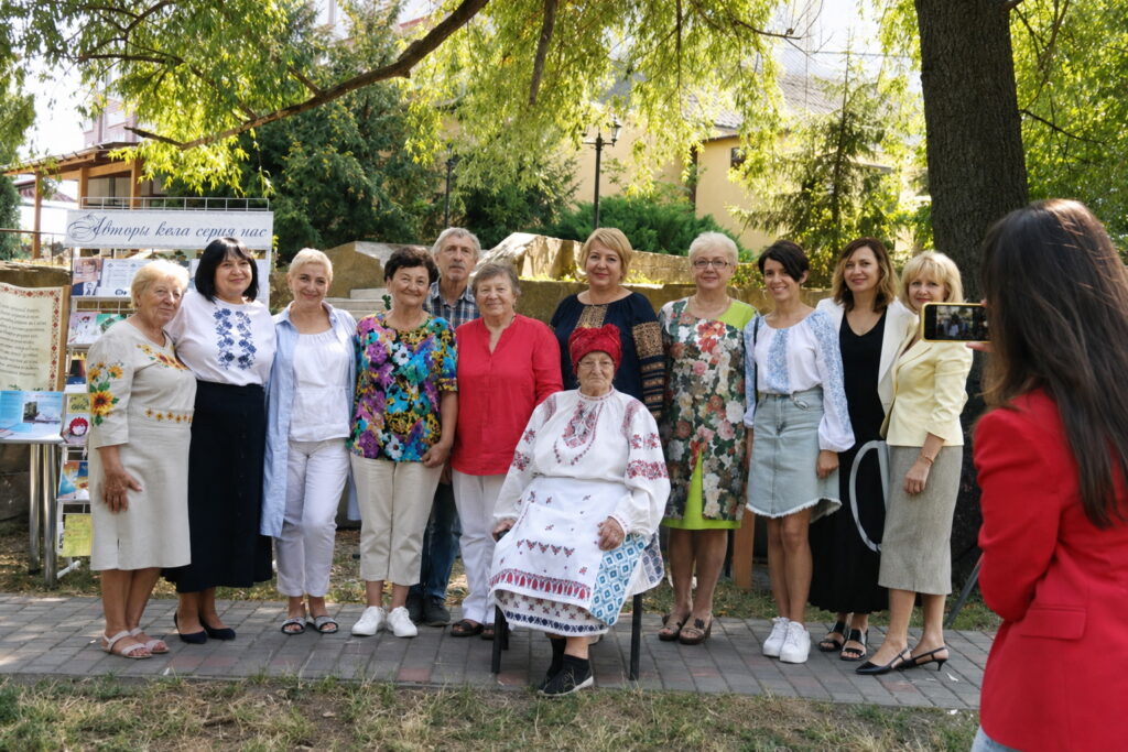 Лідія Радько в колі земляків під час охтирського заходу — групове фото на згадку