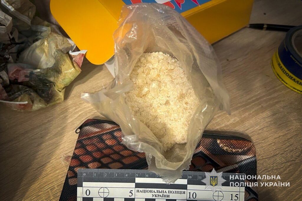 Близько 400 грамів кристалічної речовини, виявленої під час обшуку в Охтирці