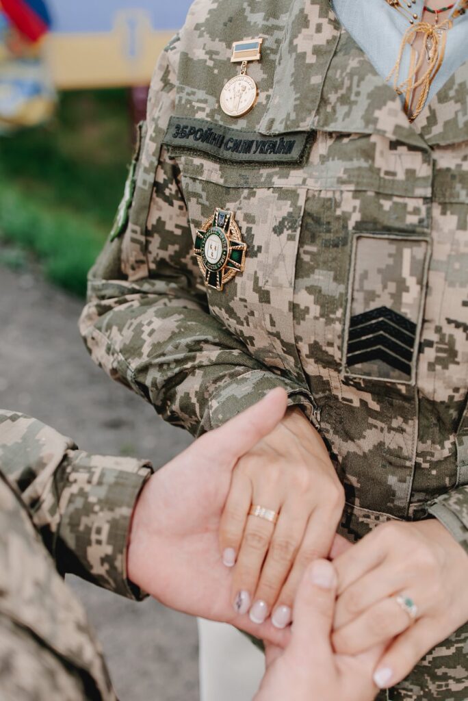 Нагороди та обручка на формі Наталії Гузь під час весільної церемонії