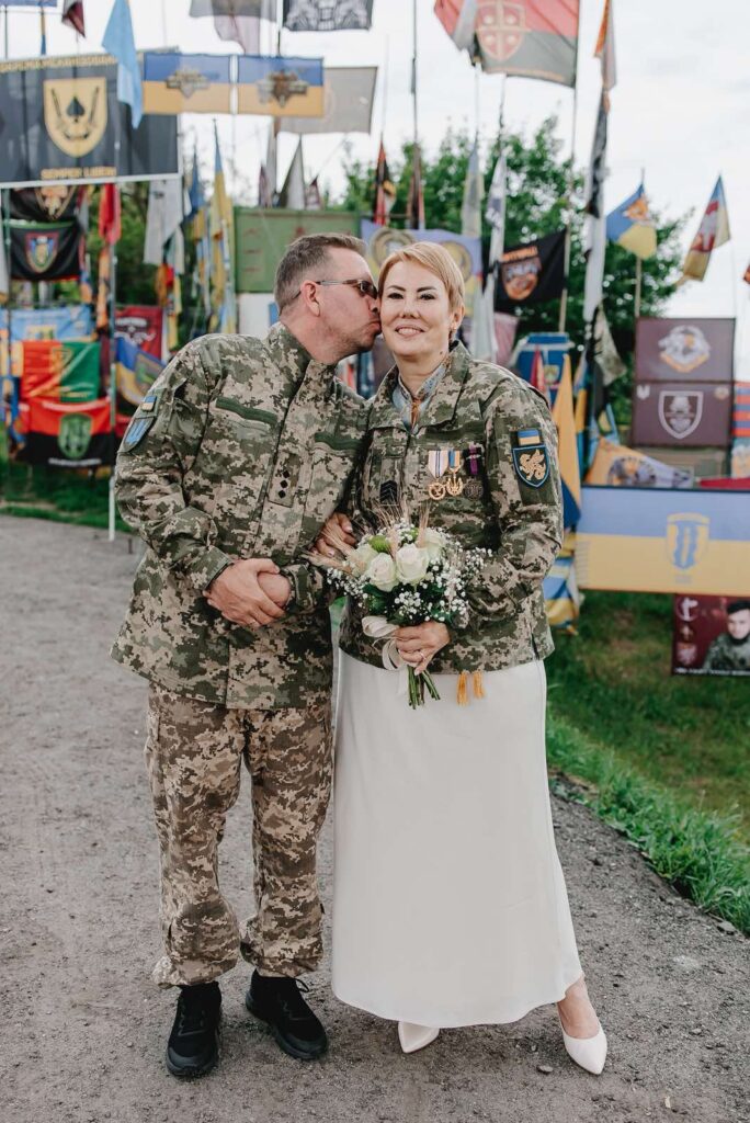 Наталія Гузь з чоловіком у військовій формі після розпису