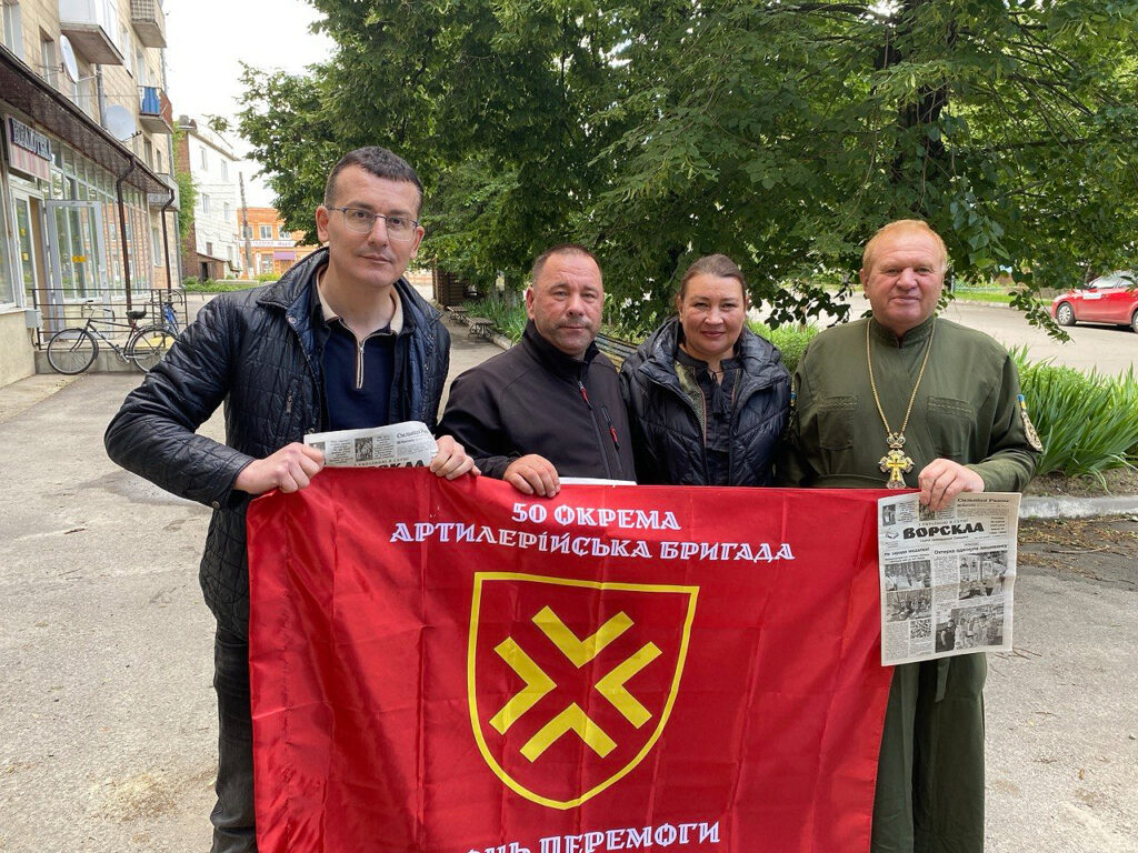 Сергій Томіленко під час зустрічі з військовослужбовцями 50 артилерійської бригади та військовим капеланом в Охтирці