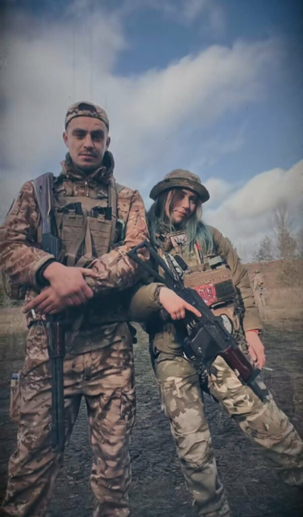 Марина Спасьонова з собакою на березі водойми під час відпочинку. Один із мирних моментів життя захисниці України.