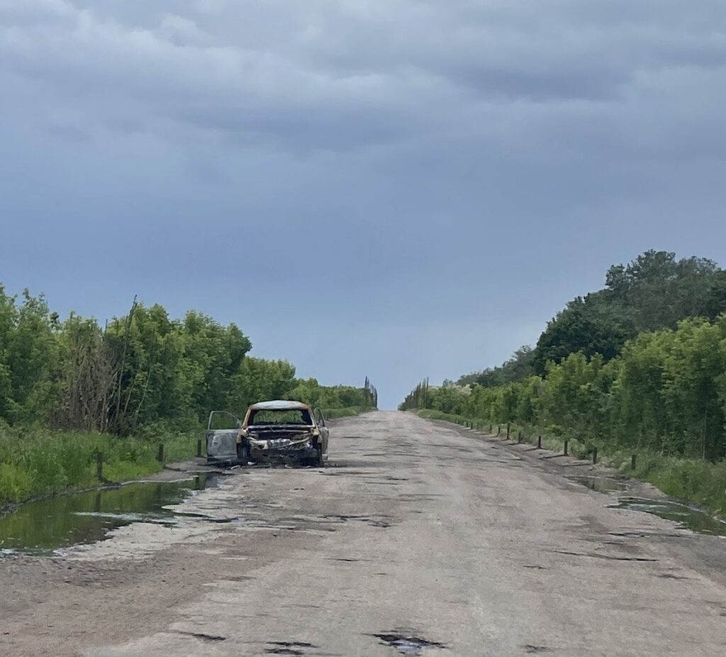 Будівництво антидронового коридору на дорозі в напрямку села Добрянське на Охтирщині для захисту транспорту від атак російських дронів