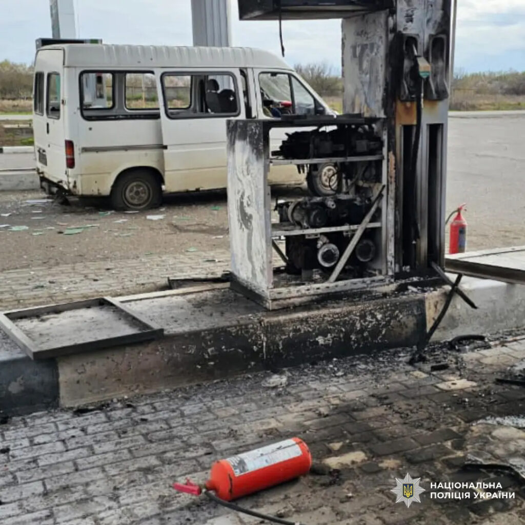 Розбита автозаправна станція на ділянці дороги Богодухів — Охтирка після російських ударів.