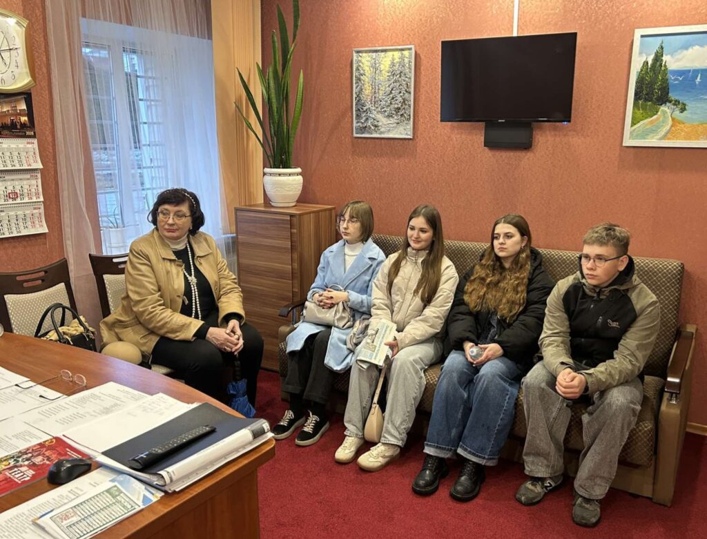 Журналістка, письменниця та викладачка Наталія Розторгуєва під час спілкування зі студентами-журналістами