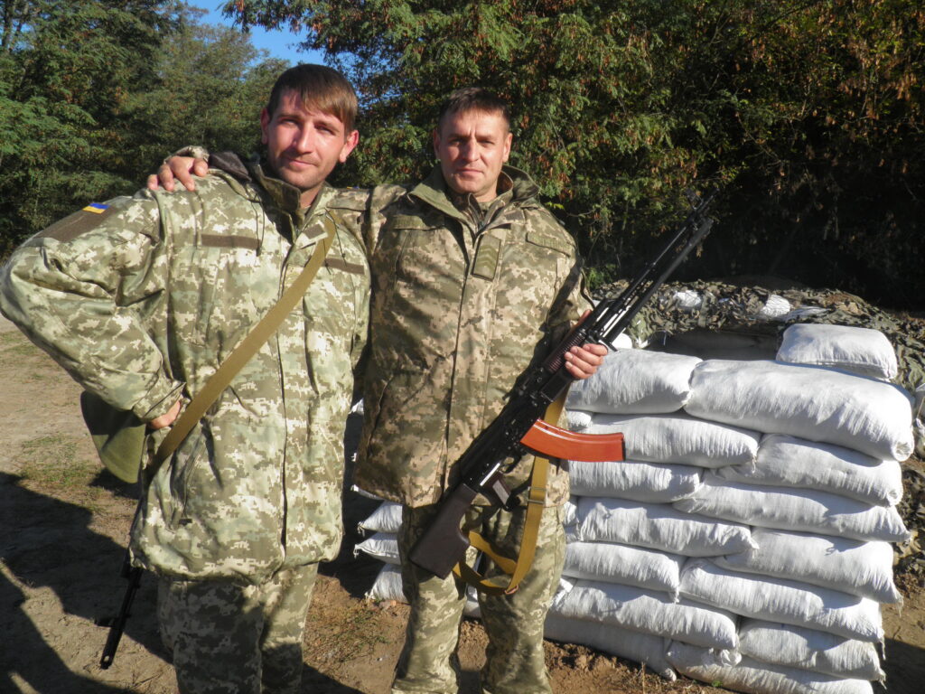 Олександр з племінником Сергієм на навчаннях ТРО у перерві між АТО і повномасштабною війною.