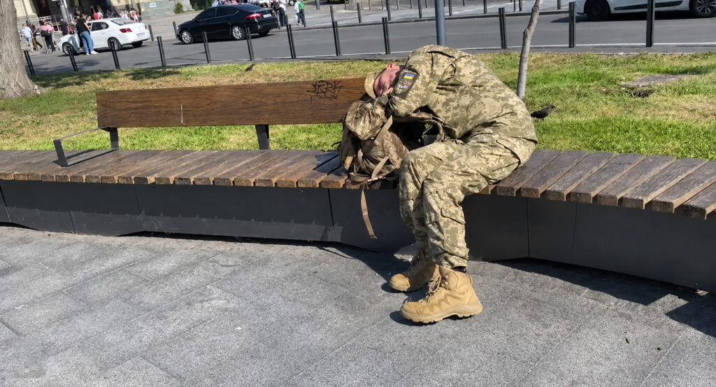 воїн після поранення спить на вокзалі