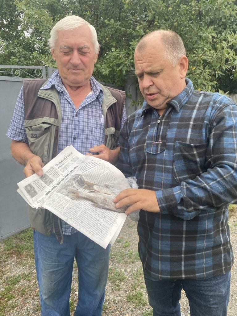 Земляки з Великописарівської громади, які стали ВПО, отримують черговий номер газети «Ворскла»