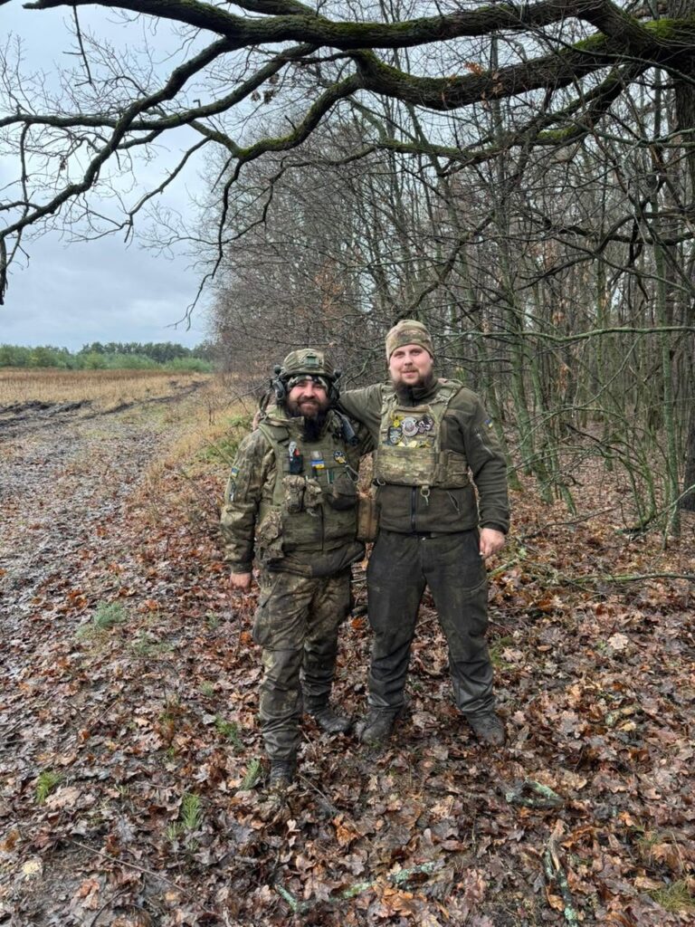 Руслан Козирін з побратимом із 27-ї окремої артилерійської бригади
