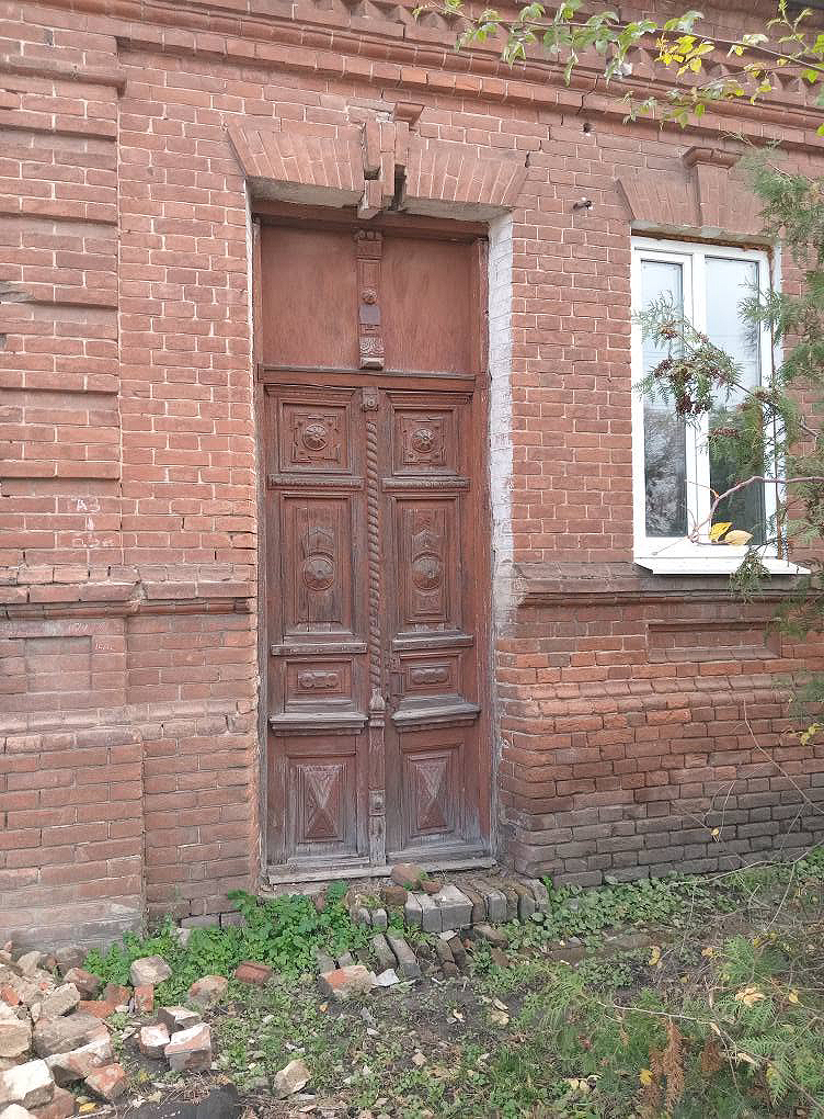 Старовинні дерев’яні двері будинку «Експедиції» в Охтирці до демонтажу