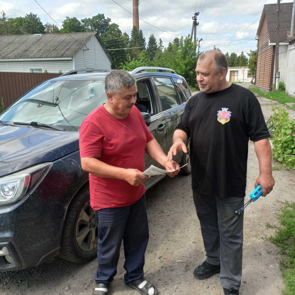 Юрій Гладченко зі свіжим номером газети «Ворскла» під час редакційної доставки у Кириківській громаді.