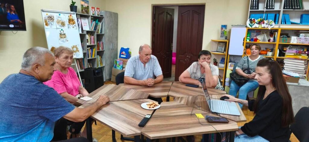 Працівники Великописарівської публічної бібліотеки допомагають мешканцям громади користуватися електронними послугами