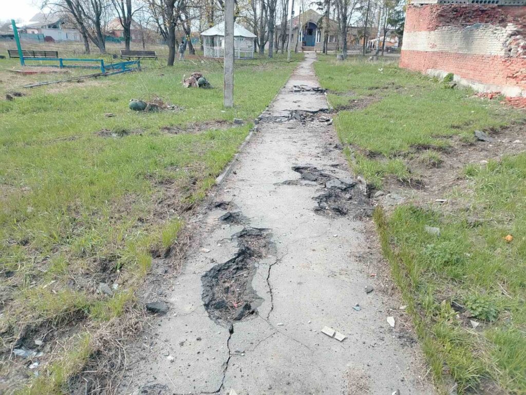 Розбиті снарядами тротуари у Великій Писарівці