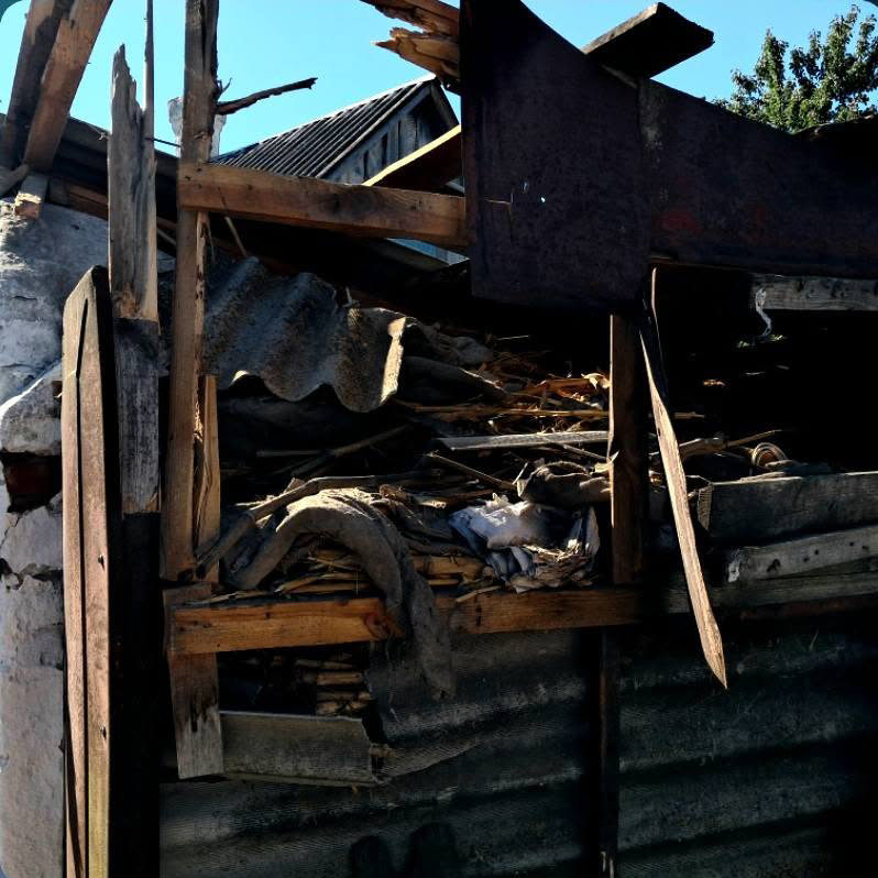 Зруйнована господарська споруда та уламки після влучання ворожого FPV-дрона у домоволодіння 85-річної жительки громади.