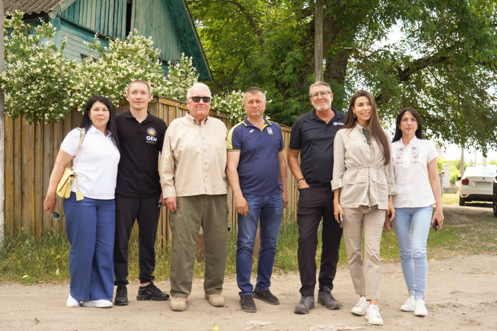 Говард Баффет і Майкл Каппоні під час візиту до Охтирки та Климентового