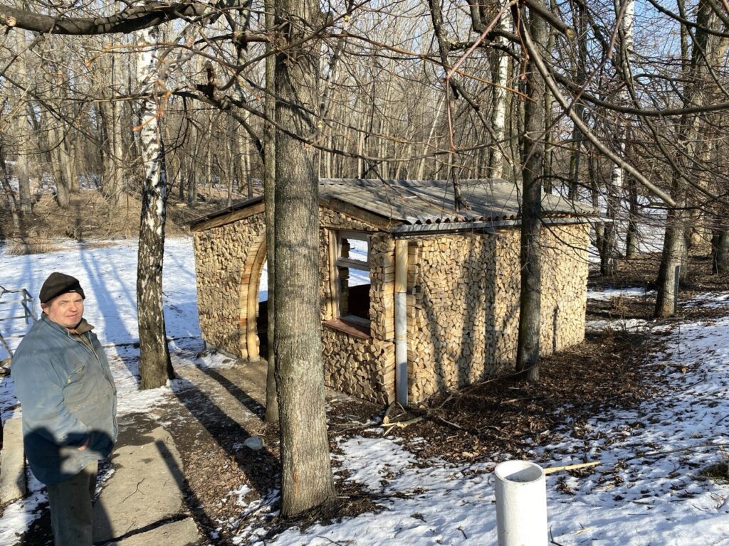 Альберт Олексенко біля свого двору у Великій Писарівці, неподалік Ворскли, де він жив, господарював і приймав друзів.