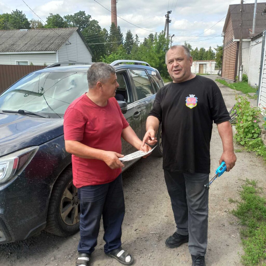 Юрій Гладченко зі свіжим номером газети «Ворскла» під час редакційної доставки у Кириківській громаді.
