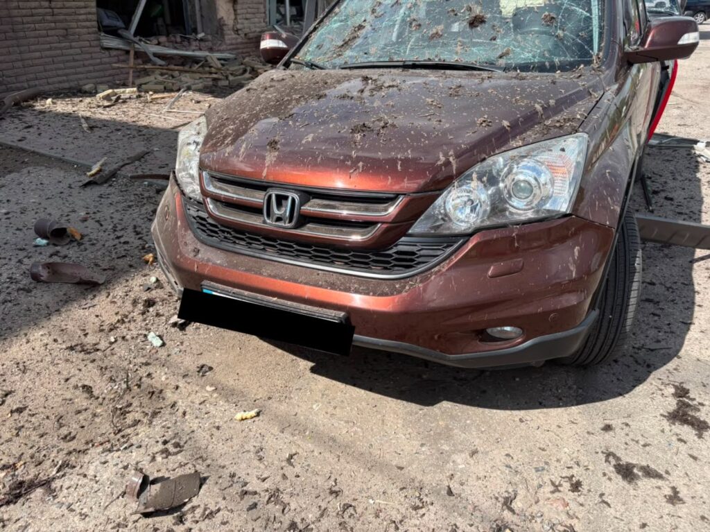 Пошкоджений автомобіль Honda з розбитим лобовим склом після атаки російського безпілотника у Богодухові.