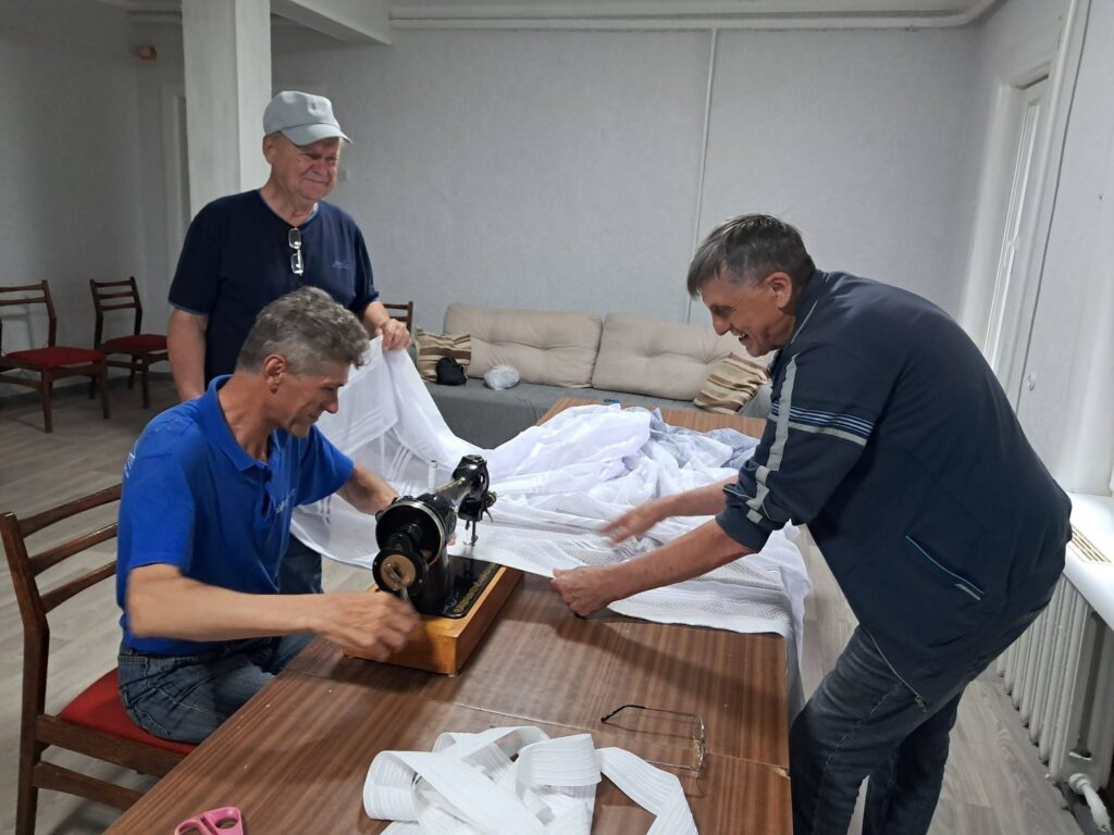 Учасники косметичного ремонту бібліотеки у Груні