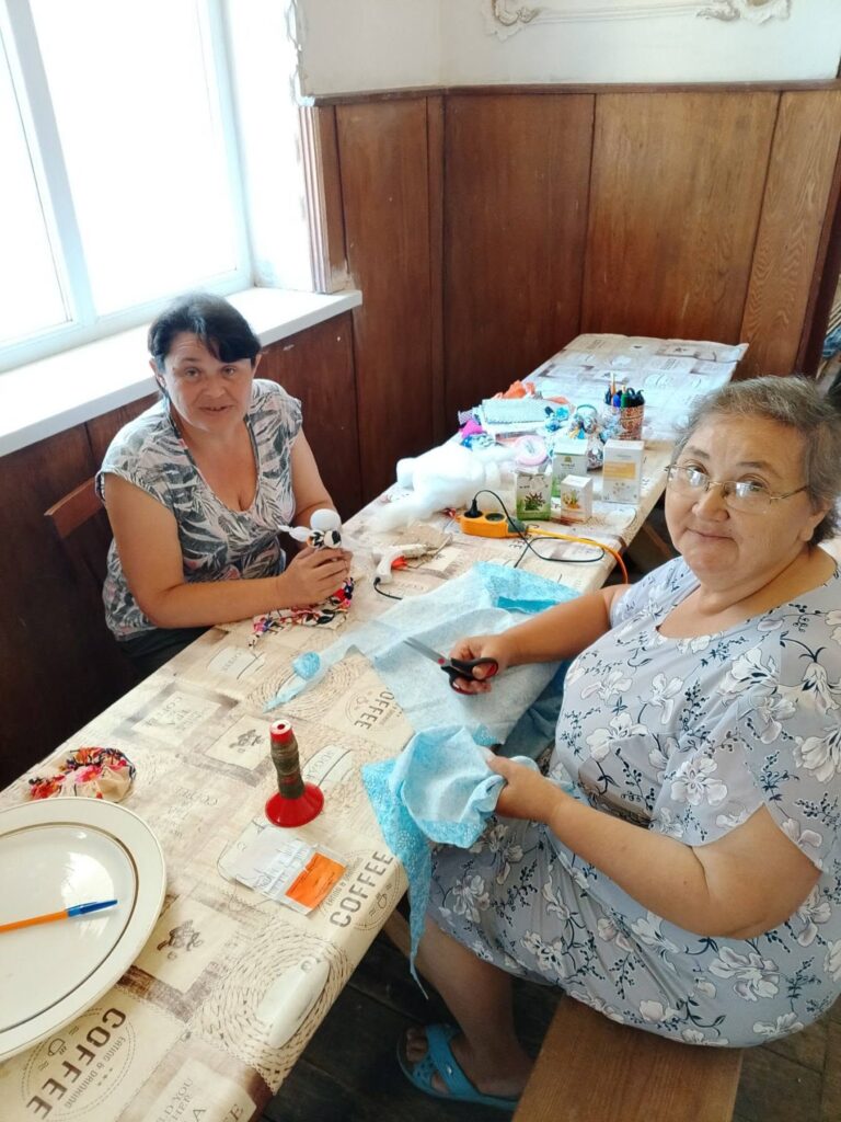 Галина Щетініна та Любов Ганцева виготовляють ляльки-травниці у Крамчанці