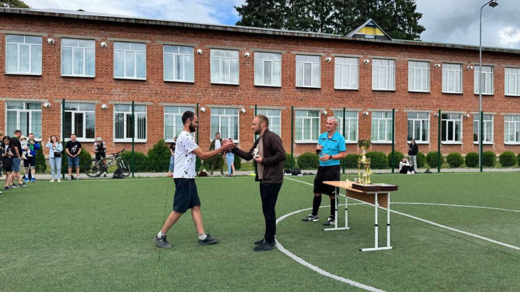 У Чернеччинській громаді завершився відкритий чемпіонат з міні-футболу, переможці та учасники турніру під час нагородження.