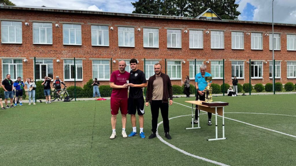 У Чернеччинській громаді завершився відкритий чемпіонат з міні-футболу, переможці та учасники турніру під час нагородження.