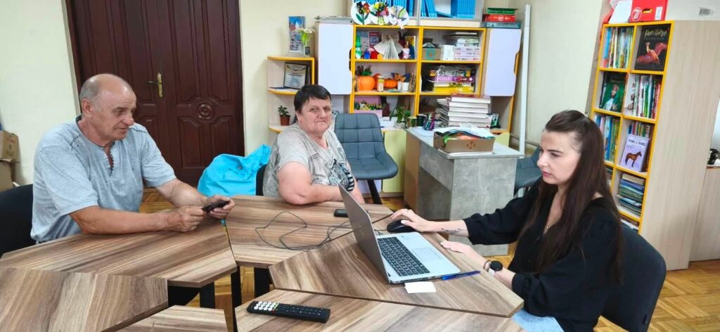 Працівники Великописарівської публічної бібліотеки допомагають мешканцям громади користуватися електронними послугами