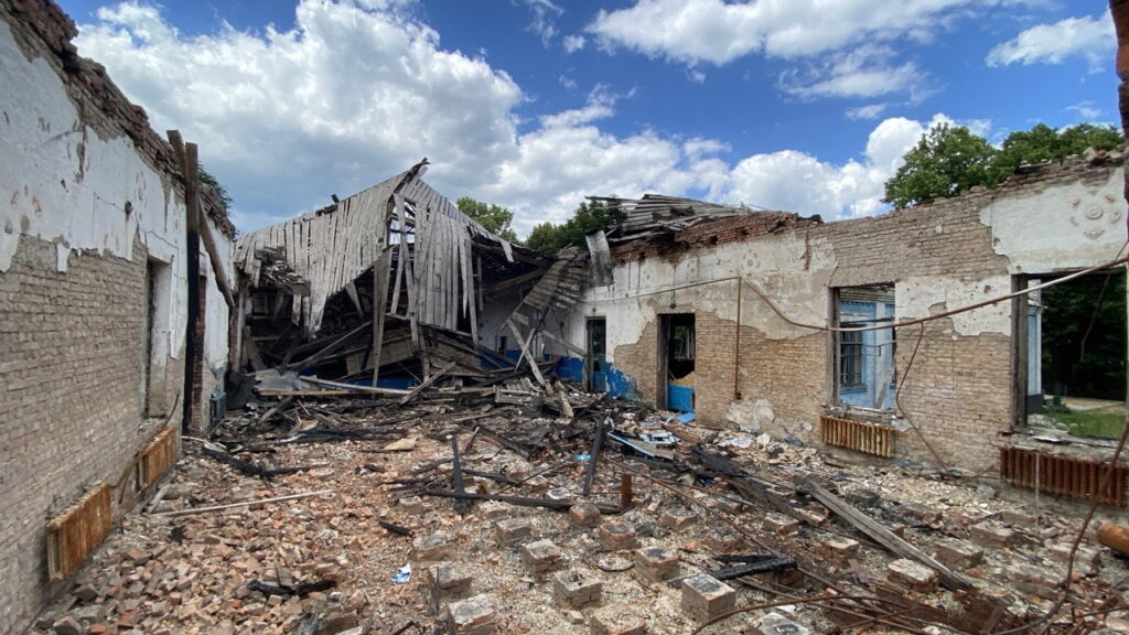 у зруйнованій шахедами залі будинку культури