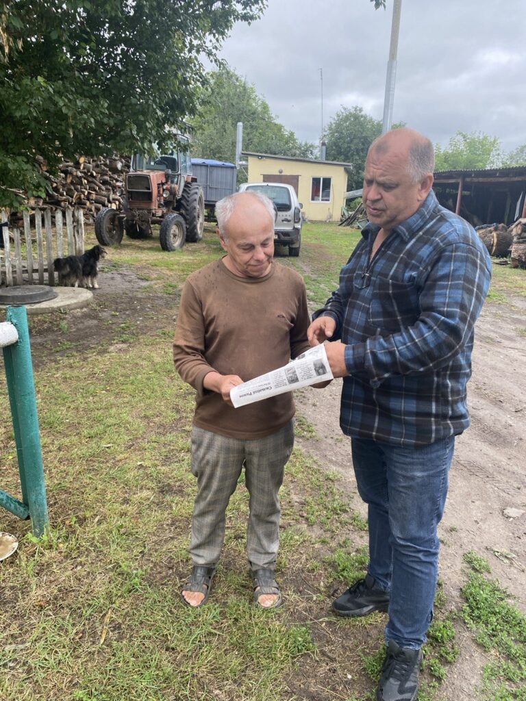 Земляки з Великописарівської громади, які стали ВПО, отримують черговий номер газети «Ворскла»