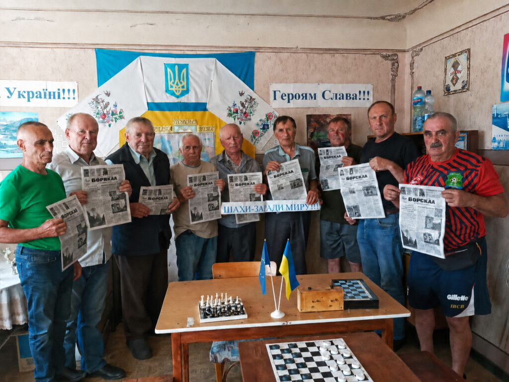Ветерани-шахісти з газетами «Ворскла» під час дружньої зустрічі до Дня Конституції України