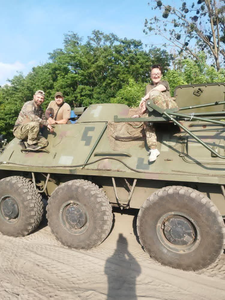 Джульєтта Шевчук разом із військовими на броньованій машині.