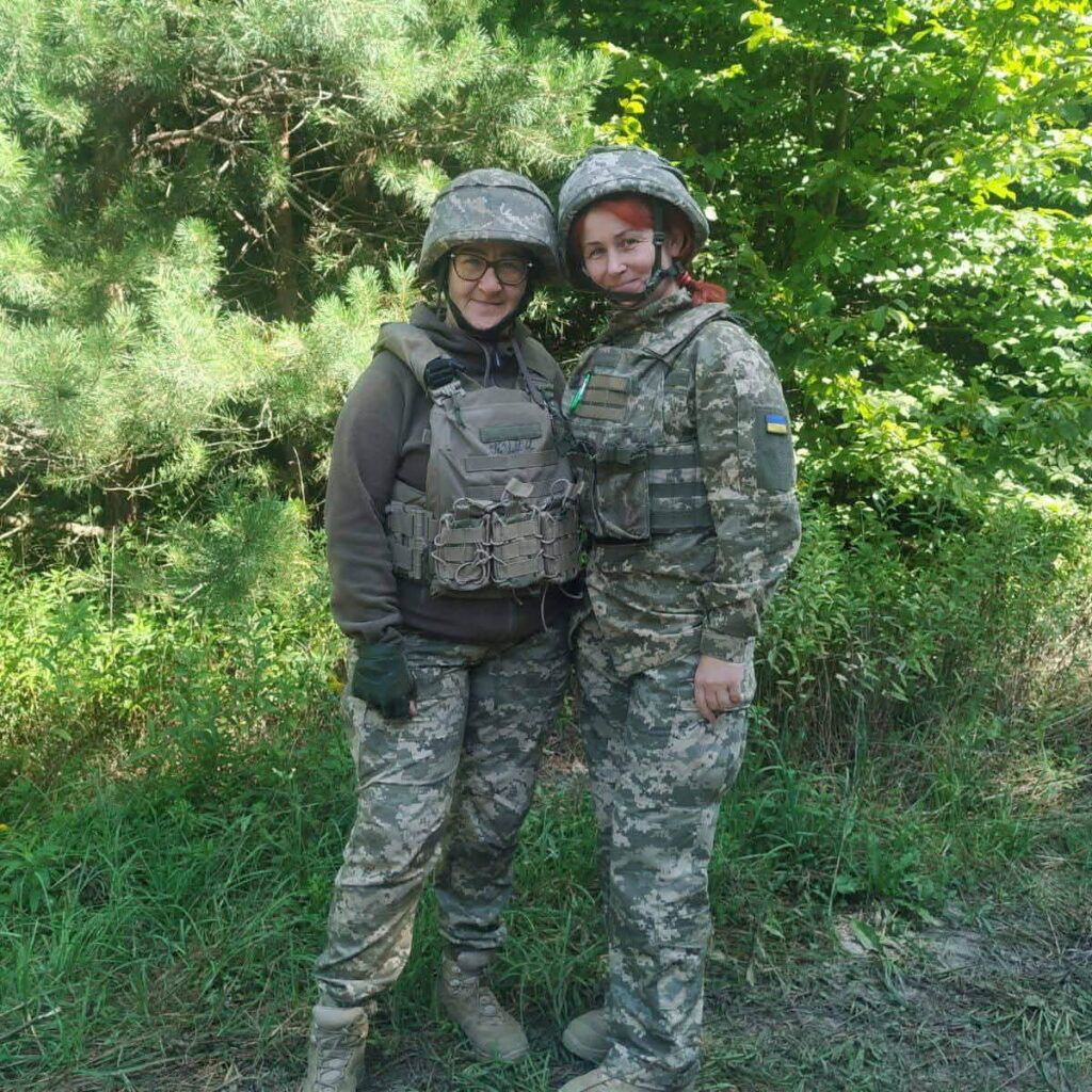 Бойова медикиня Джульєтта з подругоюШевчук у повному військовому спорядженні